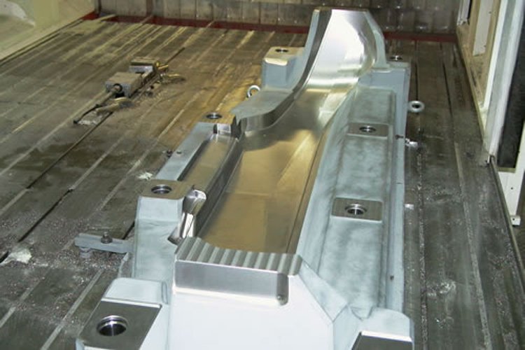 Gefraese Pressform Fuer Kunststoffstosstangen — Grauguss, CNC Dynamix AG, Büron LU
