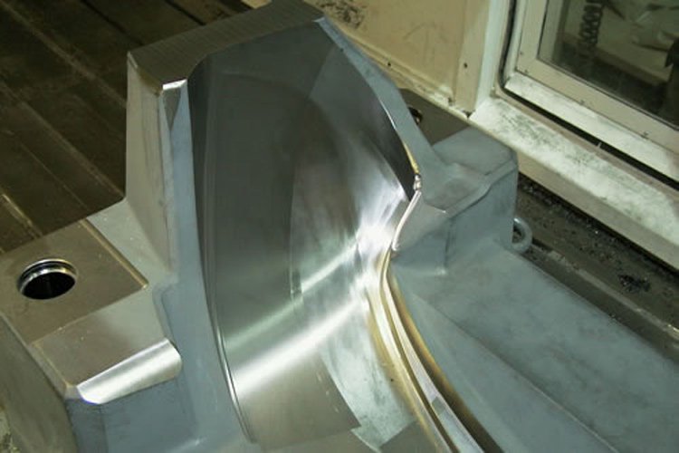 Gefraese Pressform Fuer Kunststoffstosstangen Cnc Lohnfertigung — Grauguss, CNC Dynamix AG, Büron LU